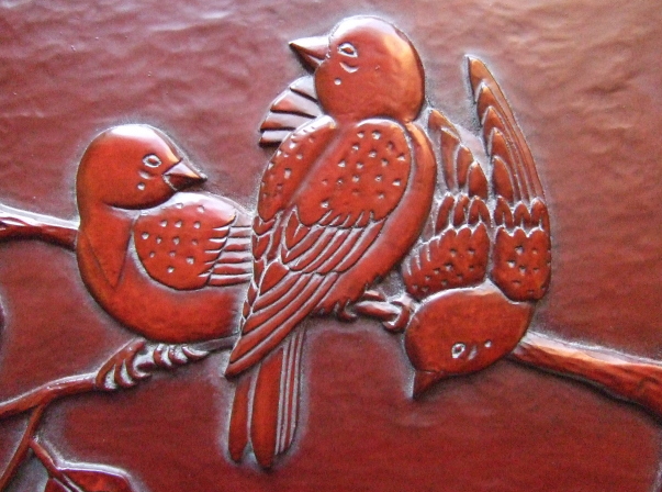 柿雀文様壁飾りの、3羽の雀の拡大画像です。